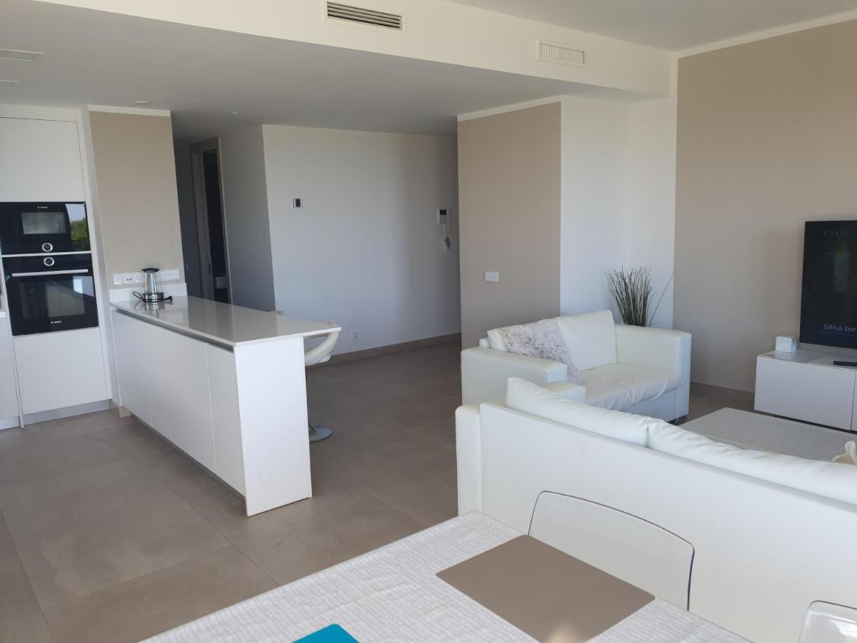 מיחאס Luxury Beachfront Apartment With Pool, Sauna, Fitness And Gym In Province Malaga, Andalusia מראה חיצוני תמונה