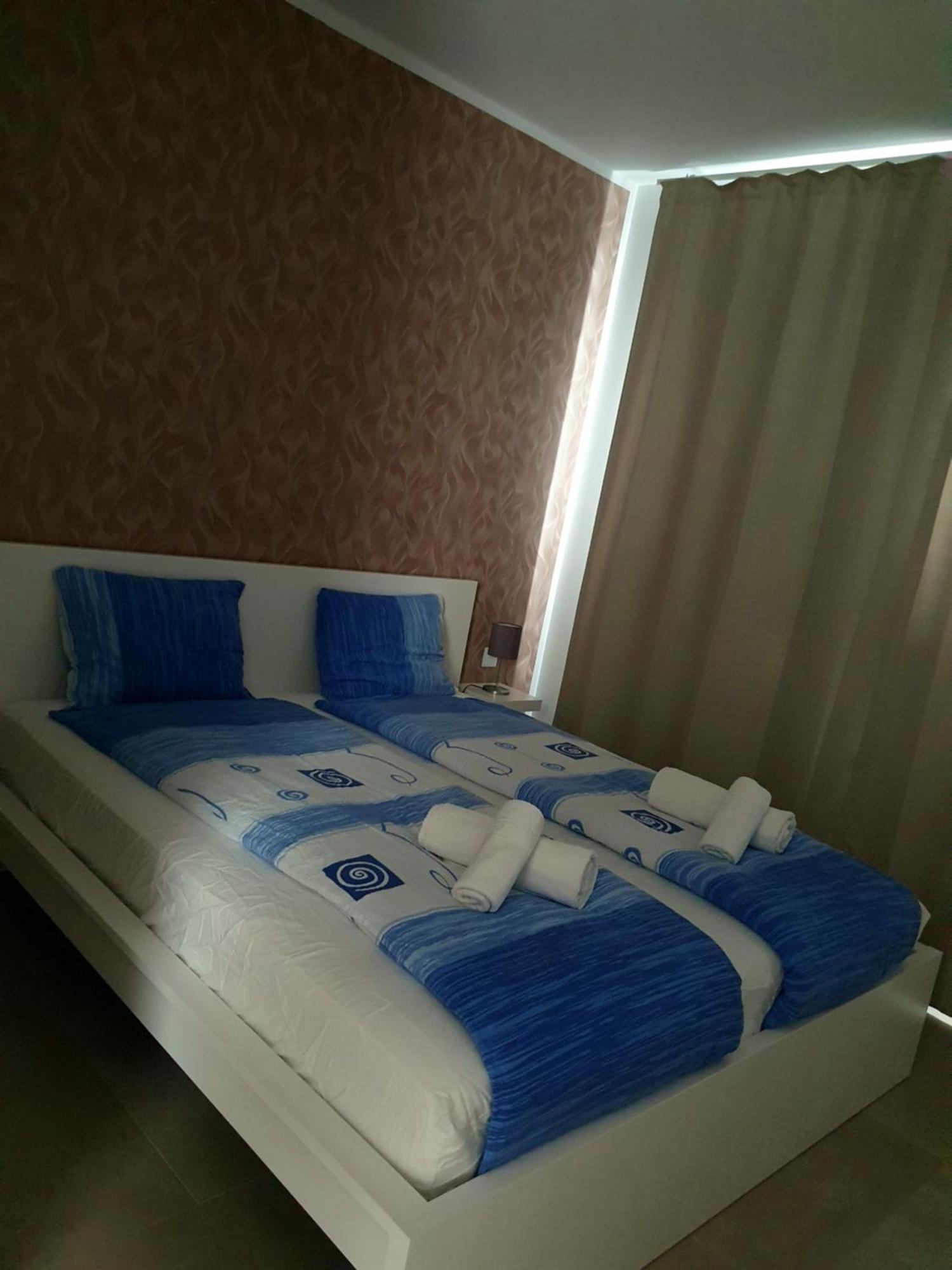 מיחאס Luxury Beachfront Apartment With Pool, Sauna, Fitness And Gym In Province Malaga, Andalusia מראה חיצוני תמונה