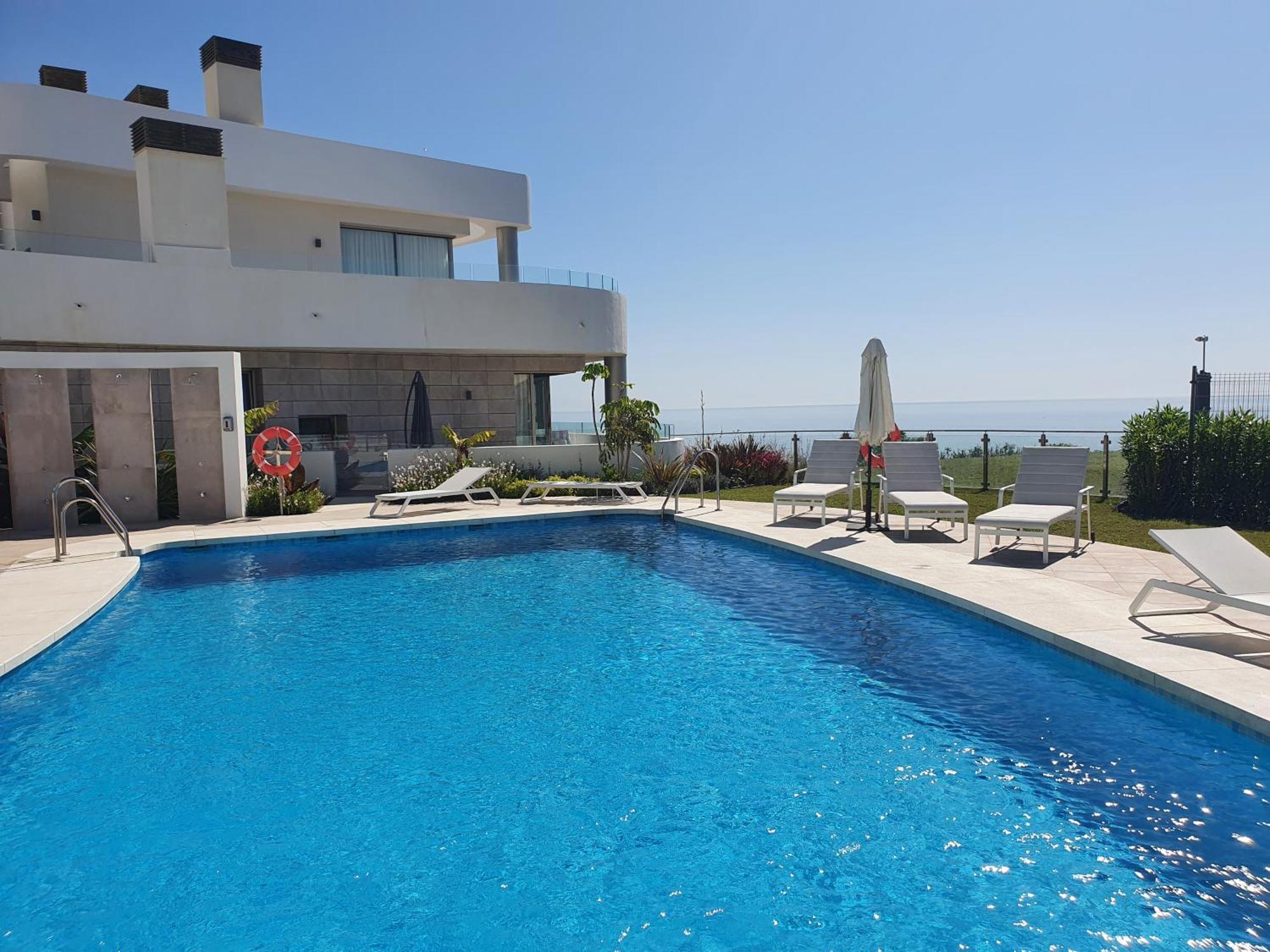 מיחאס Luxury Beachfront Apartment With Pool, Sauna, Fitness And Gym In Province Malaga, Andalusia מראה חיצוני תמונה